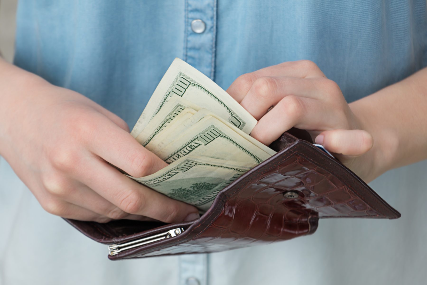 Man pulling out cash from his wallet